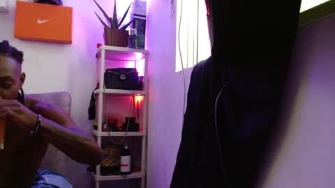 Snapshot of harley_quinnn111 chatting on December 23, 8:57 pm harley_quinnn111 online show from December 23, 8:57 pm