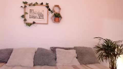 Snapshot of harmonyy01 chatting on December 30, 1:15 am Harmony Please help me to reach 100 thumbs up online show from December 30, 1:15 am