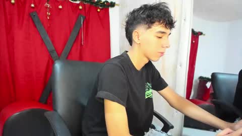 Snapshot of harry_latinboy chatting on December 15, 8:04 pm Harry online show from December 15, 8:04 pm