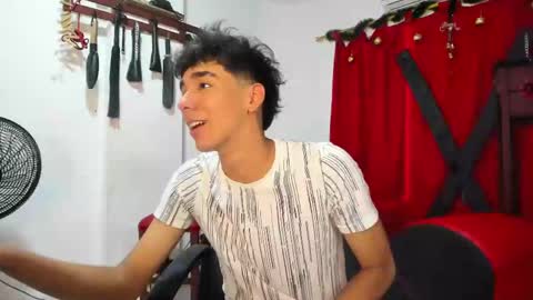 Snapshot of harry_latinboy chatting on December 17, 7:59 pm Harry online show from December 17, 7:59 pm