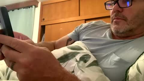 Snapshot of hawks2113 chatting on February 24, 1:35 am hawks2113 online show from February 24, 1:35 am