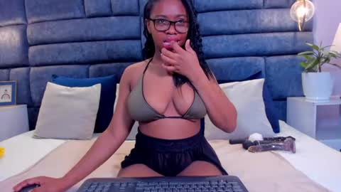Snapshot of hazel_lanee chatting on July 6, 2:19 am hazel_lanee online show from July 6, 2:19 am