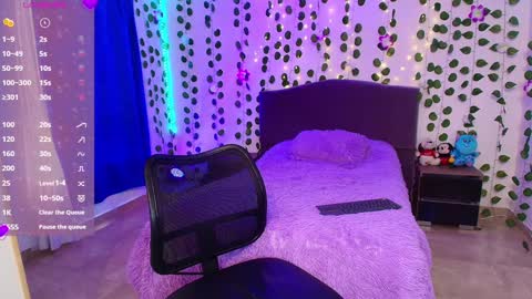 Snapshot of hazel_lynn_ross_ chatting on December 3, 3:55 pm HAZEL LYNN ROSS online show from December 3, 3:55 pm