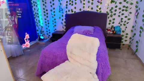 Snapshot of hazel_lynn_ross_ chatting on December 7, 2:57 pm HAZEL LYNN ROSS online show from December 7, 2:57 pm