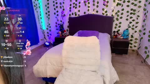 Snapshot of hazel_lynn_ross_ chatting on December 9, 5:19 pm HAZEL LYNN ROSS online show from December 9, 5:19 pm