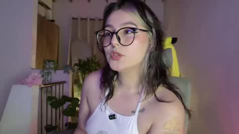Snapshot of hazelbrownn23 chatting on June 27, 1:43 am Hazel Brown online show from June 27, 1:43 am