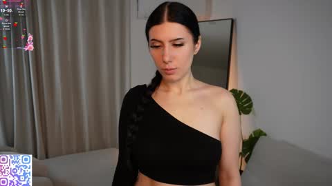 hazelhayees online show from March 8, 4:33 pm