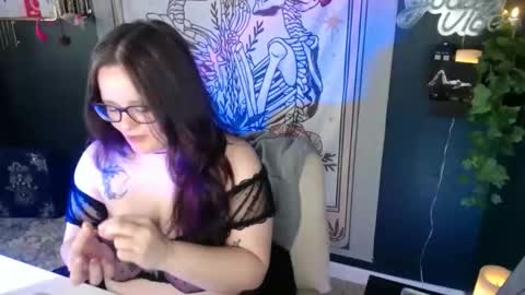 Snapshot of hazeyviolet333 chatting on April 3, 8:51 pm HazeyViolet333 online show from April 3, 8:51 pm