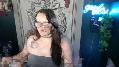 Snapshot of hazeyviolet333 chatting on April 14, 7:42 pm HazeyViolet333 online show from April 14, 7:42 pm