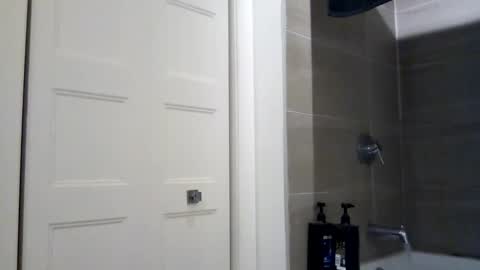 Snapshot of hdrsh08 chatting on February 28, 8:31 am hdrsh08 online show from February 28, 8:31 am