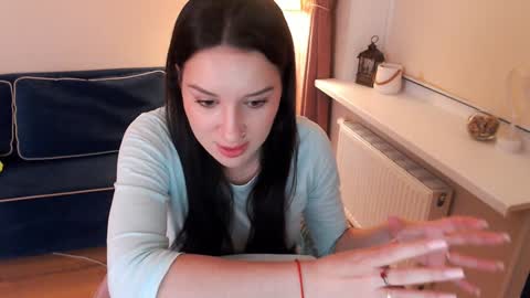 Snapshot of heaven_chloe chatting on December 3, 3:22 pm Heaven girl online show from December 3, 3:22 pm