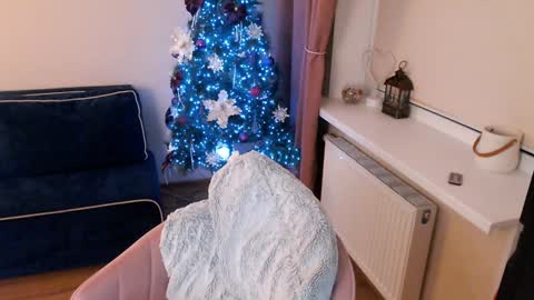 Snapshot of heaven_chloe chatting on December 15, 10:37 pm Heaven girl online show from December 15, 10:37 pm