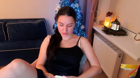 Snapshot of heaven_chloe chatting on December 17, 7:48 pm Heaven girl online show from December 17, 7:48 pm