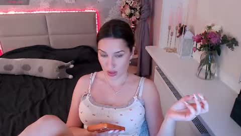 Snapshot of heaven_chloe chatting on June 21, 8:00 pm Heaven girl online show from June 21, 8:00 pm