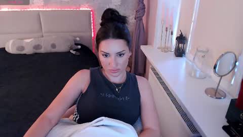 Snapshot of heaven_chloe chatting on July 25, 3:31 pm Heaven girl online show from July 25, 3:31 pm