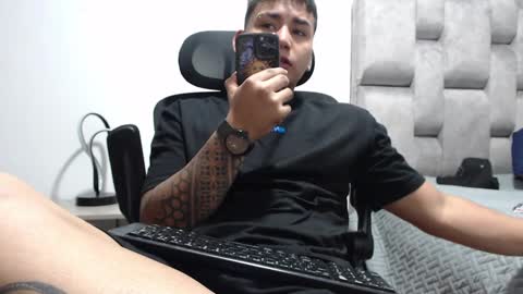 Snapshot of hector_18_ chatting on January 28, 1:38 pm 18 online show from January 28, 1:38 pm