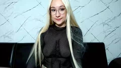 Snapshot of heidib0w chatting on November 3, 7:31 am HeidiB0w online show from November 3, 7:31 am