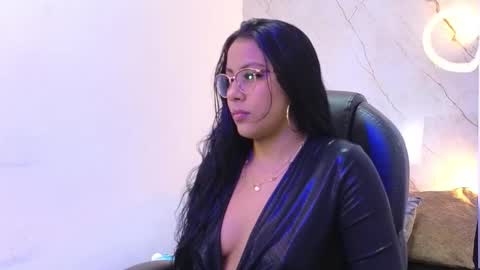 Snapshot of heilyn_ross chatting on February 1, 3:27 am Heilyn online show from February 1, 3:27 am