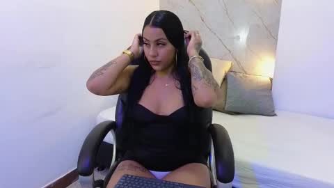 Snapshot of heilyn_ross chatting on February 3, 3:04 am Heilyn online show from February 3, 3:04 am