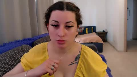 Snapshot of helen_adams_ chatting on May 27, 6:32 am helen_adams_ online show from May 27, 6:32 am