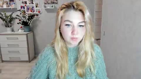 Snapshot of helen_angel_girl chatting on January 15, 2:32 pm Helen sven online show from January 15, 2:32 pm