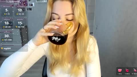 Snapshot of helen_angel_girl chatting on March 14, 5:02 am Helen sven online show from March 14, 5:02 am