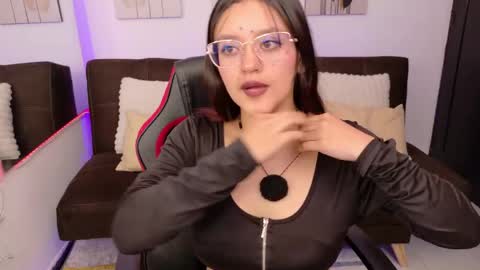 Snapshot of helen_diaz1 chatting on April 19, 4:23 am helen online show from April 19, 4:23 am