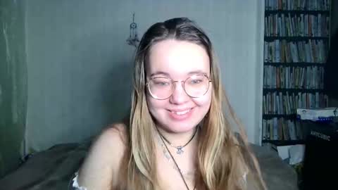 Snapshot of helen_foxygirl chatting on February 9, 12:25 am Helen foxygirl online show from February 9, 12:25 am