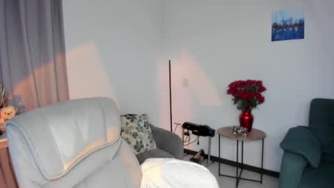 Snapshot of helen_miller chatting on February 18, 2:05 am helen_miller online show from February 18, 2:05 am