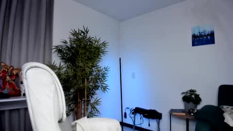 Snapshot of helen_miller chatting on March 8, 12:44 am helen_miller online show from March 8, 12:44 am