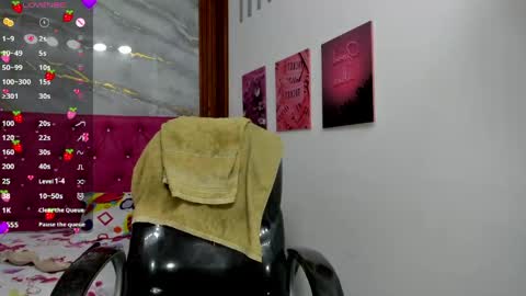 Snapshot of helen_russoo chatting on April 15, 7:10 pm Helen online show from April 15, 7:10 pm