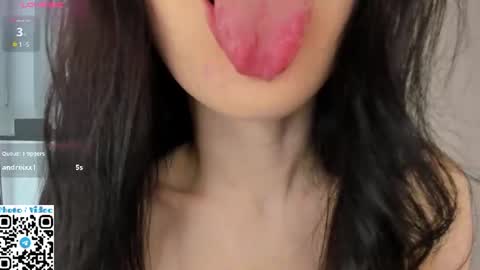 Snapshot of helen_sparkk chatting on June 28, 1:11 am helen_sparkk online show from June 28, 1:11 am