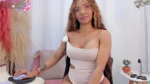 Snapshot of helena_fits chatting on June 29, 6:41 pm Helena Fits online show from June 29, 6:41 pm