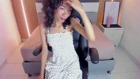 Snapshot of helenebird chatting on June 24, 8:19 pm online show from June 24, 8:19 pm