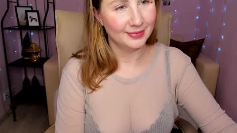 Snapshot of helens_lov chatting on February 7, 8:11 am Helen online show from February 7, 8:11 am