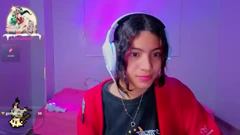 Snapshot of helia_n_amy chatting on December 4, 8:01 am Helia Transfem and Amy online show from December 4, 8:01 am