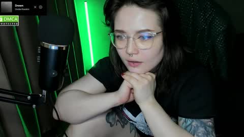 Snapshot of hell_hotline chatting on May 7, 7:30 pm Red online show from May 7, 7:30 pm