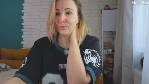 Snapshot of hell_l0ve chatting on May 6, 1:25 am Anastasiia online show from May 6, 1:25 am