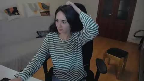 Snapshot of hella_helen chatting on June 24, 6:40 pm Helen online show from June 24, 6:40 pm