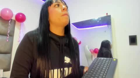 Snapshot of hellen__smith_ chatting on November 3, 3:57 pm hellen__smith_ online show from November 3, 3:57 pm