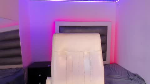 Snapshot of hellen__smith_ chatting on May 7, 1:22 am hellen__smith_ online show from May 7, 1:22 am