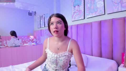 Snapshot of hellencute18_ chatting on May 19, 6:14 pm online show from May 19, 6:14 pm