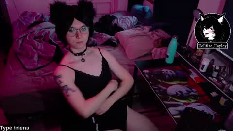Snapshot of hellfire_girl chatting on June 22, 3:25 am Hayley online show from June 22, 3:25 am