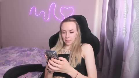 Snapshot of hello_kittykk chatting on June 5, 2:45 pm Lisa online show from June 5, 2:45 pm