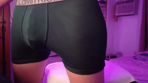 Snapshot of helloimleo123 chatting on March 24, 5:23 am HeyImLeo online show from March 24, 5:23 am