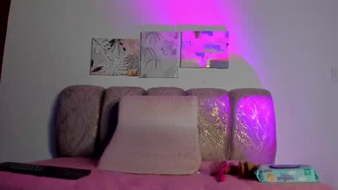 Snapshot of hellzel_moon chatting on June 18, 2:56 am Hellzel online show from June 18, 2:56 am