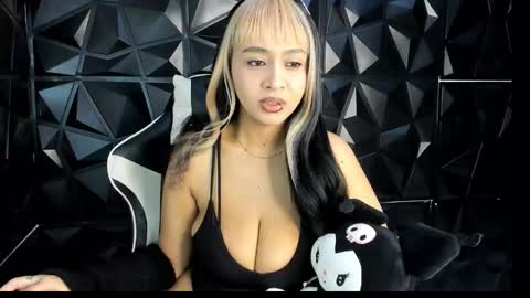 Snapshot of heluehorny13 chatting on October 25, 4:20 am heluehorny13 online show from October 25, 4:20 am