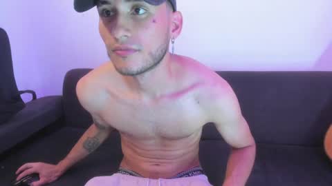 Snapshot of henrik_senn chatting on May 17, 12:41 am henrik_senn online show from May 17, 12:41 am