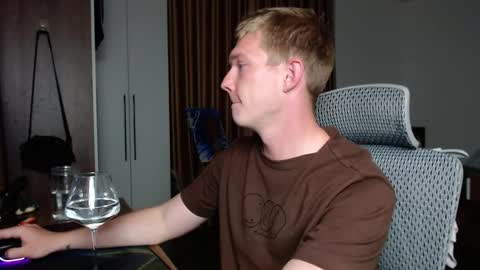 Snapshot of hercules__ chatting on September 27, 2:11 pm Gregblonde  Alextattoo online show from September 27, 2:11 pm