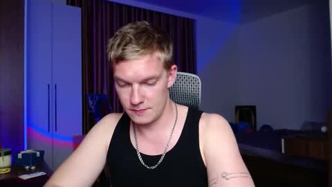 Snapshot of hercules__ chatting on October 4, 2:04 pm Gregblonde  Alextattoo online show from October 4, 2:04 pm